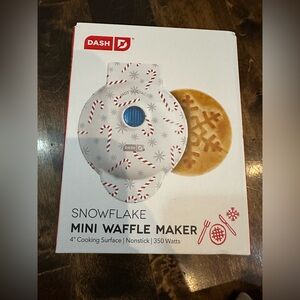 Dash Mini Snowflake Waffle Maker 4" NEW in box White with Red/White Candy Canes